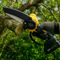 Аккумуляторная мини-пила Jumpex 26X-50 8 дюймов 21 В желтая • Цепная мини-пила Jumpex 26X-50 с 2 аккумуляторами и шиной 240 мм для сада