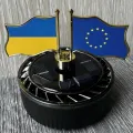 Автомобильный ароматизатор-диффузор “Флаги” на солнечной батарее • Освежитель воздуха в машину с декоративными флагами Украины и ЕС для панели авто