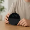 Bluetooth-колонка ECHQ Spot с цифровыми часами, будильником и термометром • Настольный гаджет 4 в 1 с круглым корпусом и тканевой панелью для тумбочки, стола и кабинета