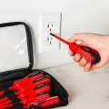 Диэлектрические отвертки Screwdriver Set для безопасной работы с электричеством ∙ Набор диэлектрических отверток в чехле Screwdriver Set 7 шт