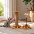 Игровой центр с когтеточкой для кошек KAT-01, канатный столбик и 2 подвесных мяча • компактная напольная игрушка с шаро-треком и пружинкой для самостоятельных игр дома