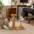 Игровой центр с когтеточкой для кошек KAT-01, канатный столбик и 2 подвесных мяча • компактная напольная игрушка с шаро-треком и пружинкой для самостоятельных игр дома