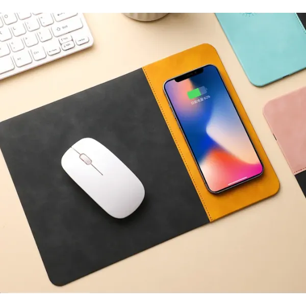 Коврик для мыши с беспроводной зарядкой для смартфона · Игровая поверхность для мышки с технологией QI