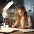 Настольная LED-лампа KRX-1011 с вентилятором, часами и подставкой • Аккумуляторный светильник с дисплеем, сенсорным управлением и 3 режимами света для работы, учебы и дома