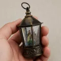 Новогодняя подсветка-фонарь XMAS WDL-24077B высотой 27,3 см • Пластиковый LED-ночник коричневого цвета с бронзовой отделкой, снегопад из блёсток, питание от USB или 3 батареек AA