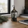 Новогодняя подсветка-фонарь XMAS WDL-24077B высотой 27,3 см • Пластиковый LED-ночник коричневого цвета с бронзовой отделкой, снегопад из блёсток, питание от USB или 3 батареек AA