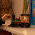 Паровозик-светильник XMAS 2110 с зелёным локомотивом и красным вагоном, 32 см • новогодний настольный декор с музыкой, движущимися блёстками и питанием от USB или 3×AA