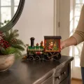 Паровозик-светильник XMAS 2110 с зелёным локомотивом и красным вагоном, 32 см • новогодний настольный декор с музыкой, движущимися блёстками и питанием от USB или 3×AA