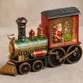 Паровозик-светильник XMAS 2110 с зелёным локомотивом и красным вагоном, 32 см • новогодний настольный декор с музыкой, движущимися блёстками и питанием от USB или 3×AA