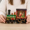 Паровозик-светильник XMAS 2110 с зелёным локомотивом и красным вагоном, 32 см • новогодний настольный декор с музыкой, движущимися блёстками и питанием от USB или 3×AA