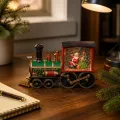 Паровозик-светильник XMAS 2110 с зелёным локомотивом и красным вагоном, 32 см • новогодний настольный декор с музыкой, движущимися блёстками и питанием от USB или 3×AA