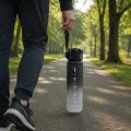 Пластикова пляшка Spirit 26X-329 на 1000 мл • Фляга для тренувань, навчання й прогулянок з відкидною кришкою, ремінцем і шкалою, без BPA