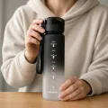 Пластикова пляшка Spirit 26X-329 на 1000 мл • Фляга для тренувань, навчання й прогулянок з відкидною кришкою, ремінцем і шкалою, без BPA