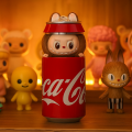 Коллекционная мягкая игрушка-брелок Labubu Coca-Cola Surprise • Лимитированная плюшевая фигурка Лабубу в упаковке-сюрпризе 17 см