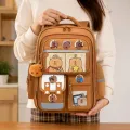 Ранець Капібара KAR363 коричневий, 42×30×20 см • шкільний рюкзак з ортопедичною спинкою, 2 відділеннями, 5 кишенями, значками, картками та брелоком