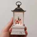 Рождественский LED-фонарь XMAS WDL-24004A с Сантой и снеговиком • Сезонный настольный ночник с елкой и эффектом снежной метели, декор для дома, офиса и витрины