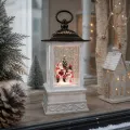 Рождественский LED-фонарь XMAS WDL-24004A с Сантой и снеговиком • Сезонный настольный ночник с елкой и эффектом снежной метели, декор для дома, офиса и витрины