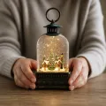 Різдвяний світильник-ліхтар XMAS WDL-23013E • новорічний нічник з LED-підсвічуванням, зимовим будиночком і ялинками для полиці, підвіконня та вітрини