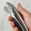 Ручная чесночница NF-00009038 из нержавеющей стали • Пресс для зубчиков с перфорированной головкой, серебристый с чёрной вставкой, для соусов и маринадов