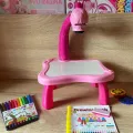 Стол для рисования детский с проектором и доской ∙ Столик для ребенка + Комплект для рисования ∙ Слайды – насадки на проектор ∙ Маркеры ∙ Стиратель ∙ Альбом для творчества ∙ Розовый