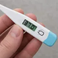 Цифровой термометр Babyly BLIP-2 BL-1020 с точностью ±0,1 °C и батарейкой AG3 • Домашний контактный градусник в корпусе из ABS-пластика, замер в подмышечной зоне и ректально