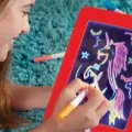 Волшебная светящаяся доска - планшет для рисования Magic SketchPad TV10019 с фломастерами и трафаретами ∙ Детский творческий набор для создания светящихся рисунков ∙ 8 режимов цветов