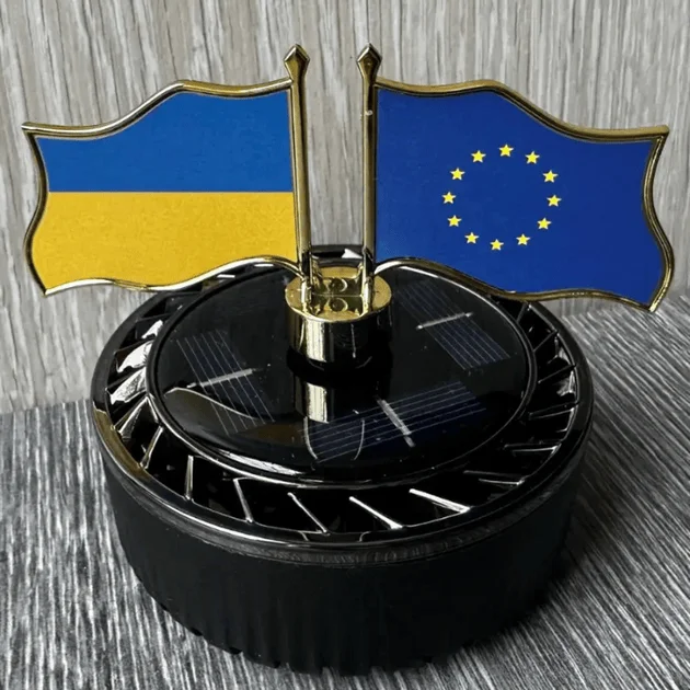 Автомобільний ароматизатор-дифузор “Прапори” на сонячній батареї • Освіжувач повітря в машину з декоративними прапорами України та ЄС для панелі авто