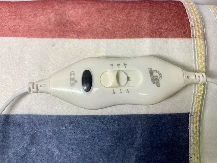 Електропростирадло Electric Blanket 150×120 см з регулюванням температури, різнокольорові смуги • Електричне простирадло Electric Blanket 150×120 см 86 Вт для прогрівання ліжка