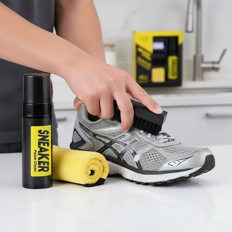 Набір для чищення взуття Sneaker Foam Clean DT-1575 • Комплект для догляду за кросівками Sneaker Foam Clean DT-1575 4 в 1 з очищувальною піною, двома щітками та серветкою з мікрофібри