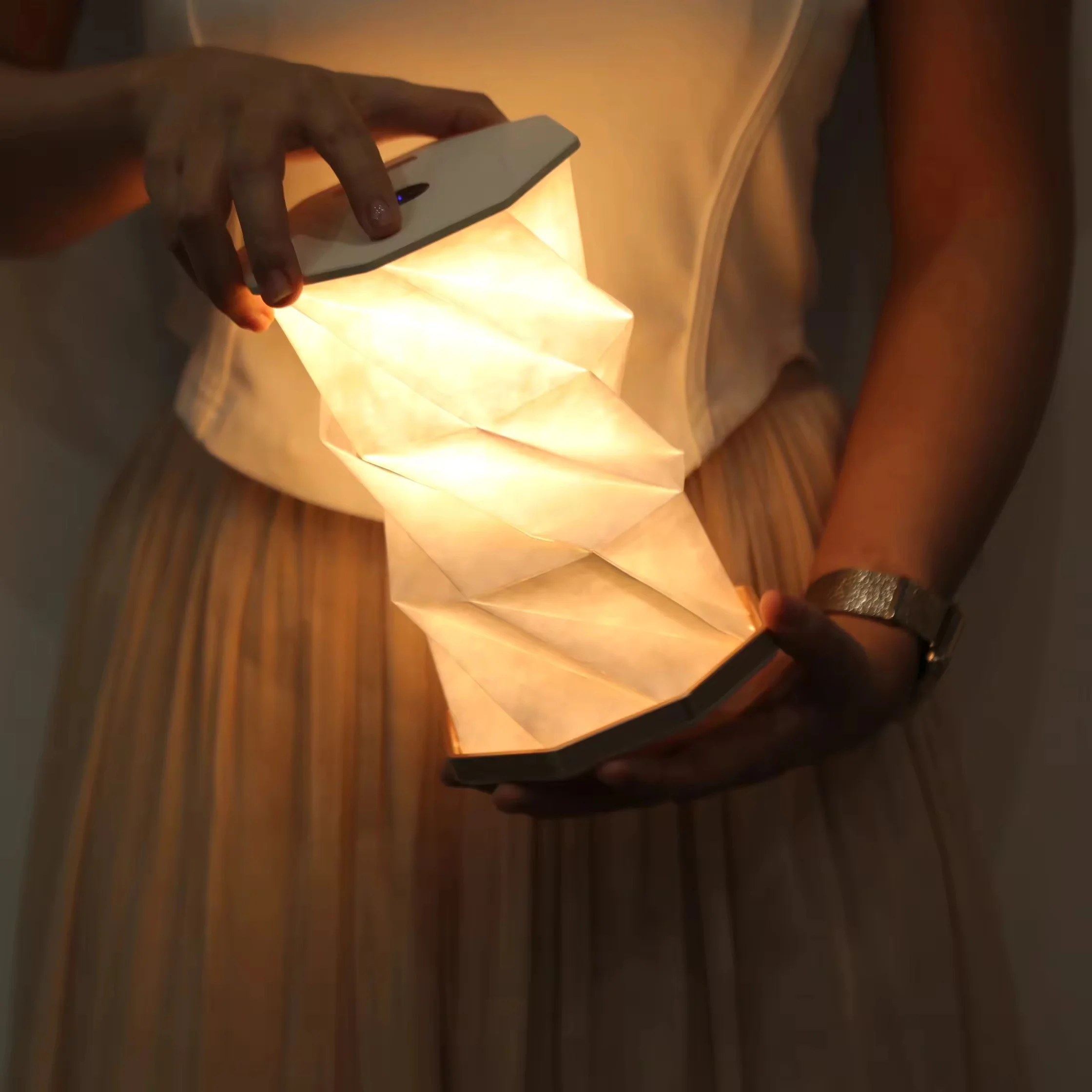 Настільний обертовий світильник - нічник Rotating lamp USB з вбудованим акумулятором і сенсорним керуванням