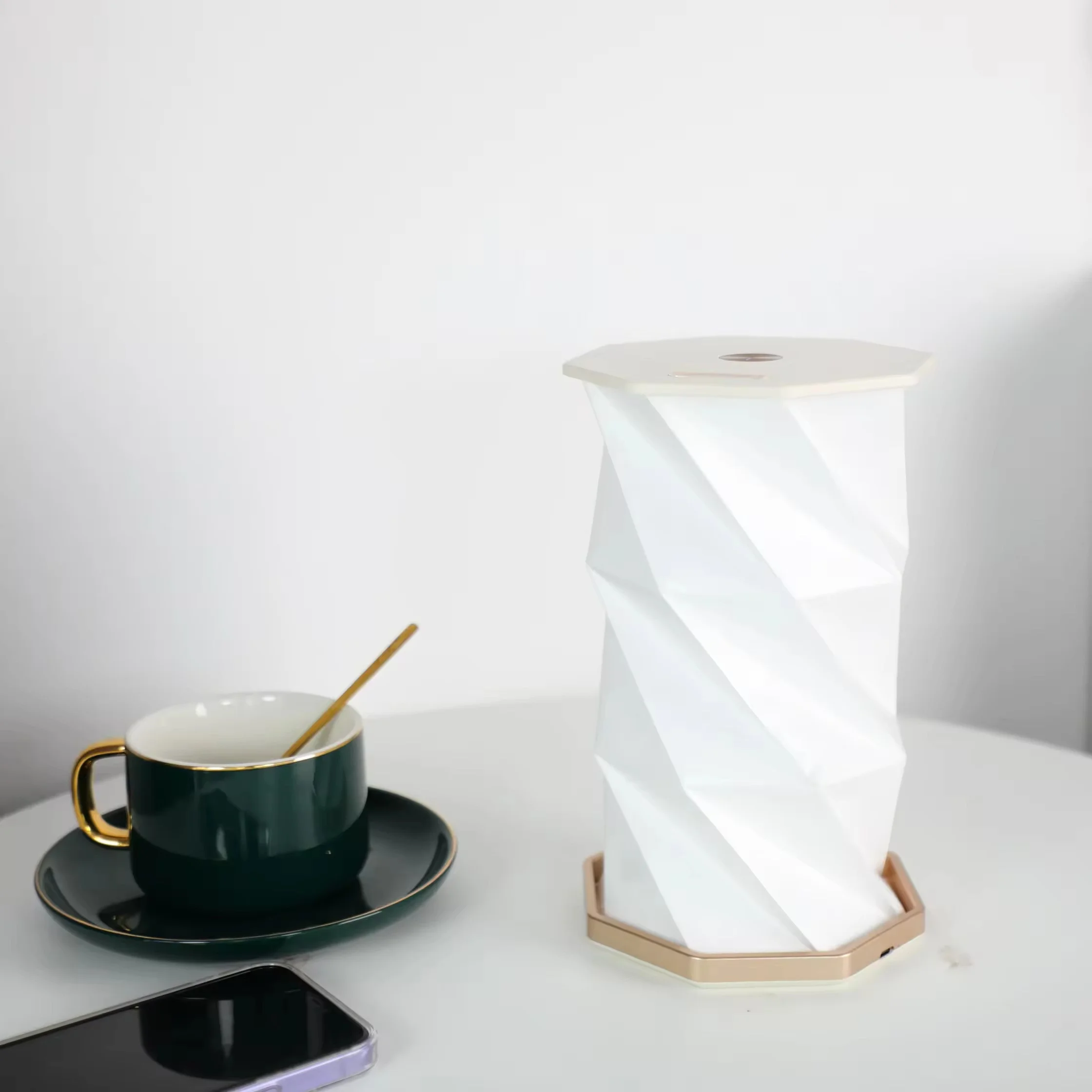 Настільний обертовий світильник - нічник Rotating lamp USB з вбудованим акумулятором і сенсорним керуванням